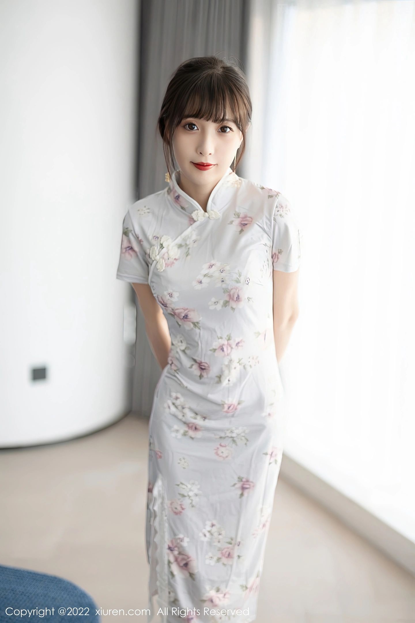 图片[3]-[XiuRen秀人网] VOL.5757 模特林星阑白色图案旗袍露浅色蕾丝内衣配白丝袜甜美迷人写真90P-秀人网官方网站